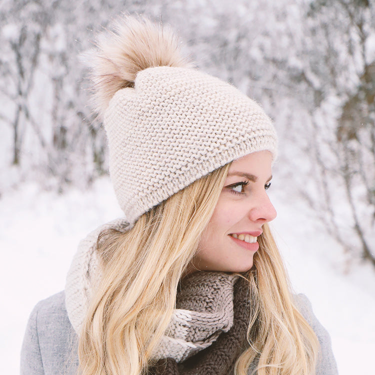 Fiebig Strickmütze mit Kunstfellbommel uni – Beige